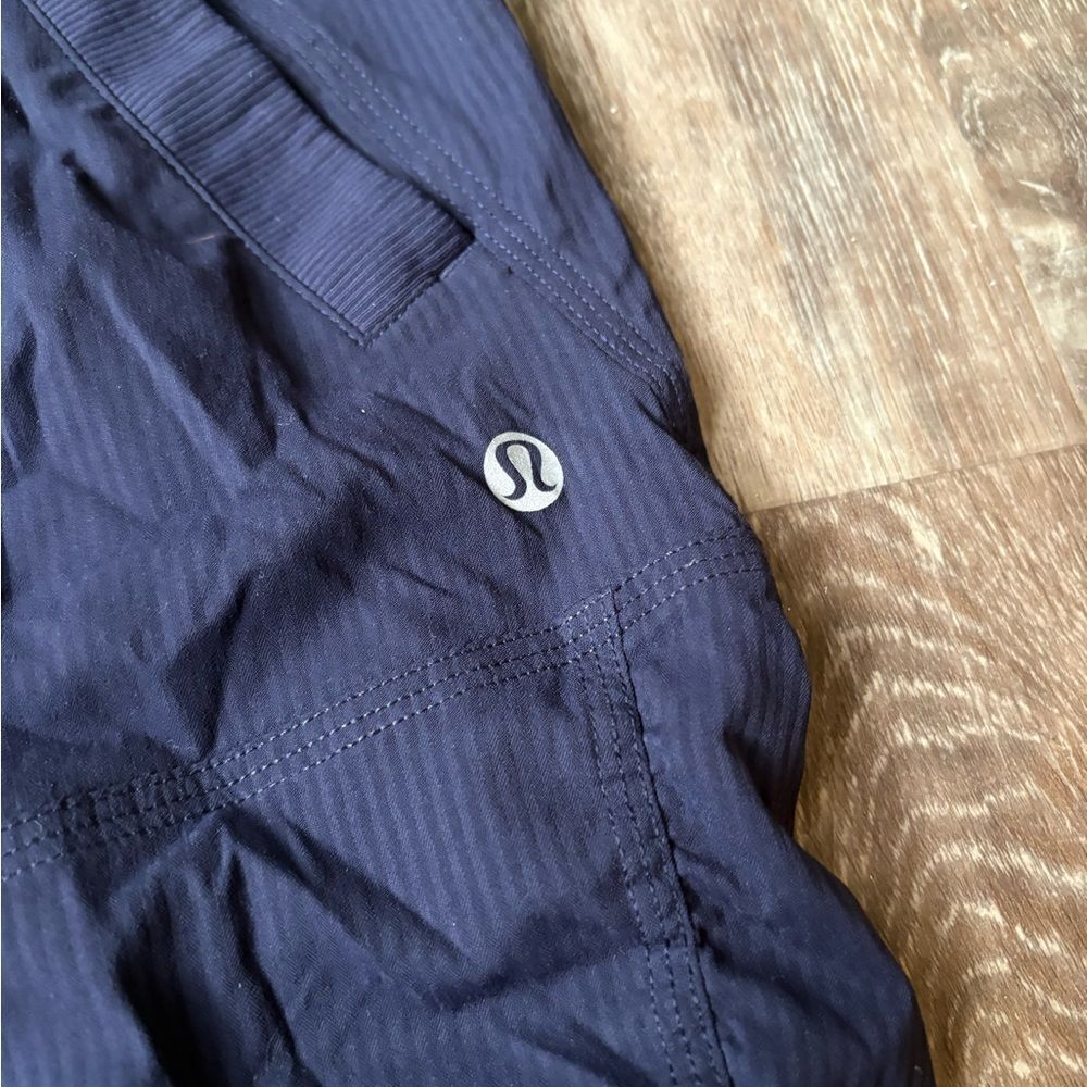 Lululemon Women’s Dance Studio Athletic Cropped Joggers Pants Size 2 - Picture 6 of 7